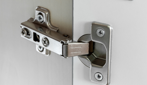 Bản lề bật (bản lề lò xo) là loại bản lề tủ bếp phổ biến nhất hiện nay