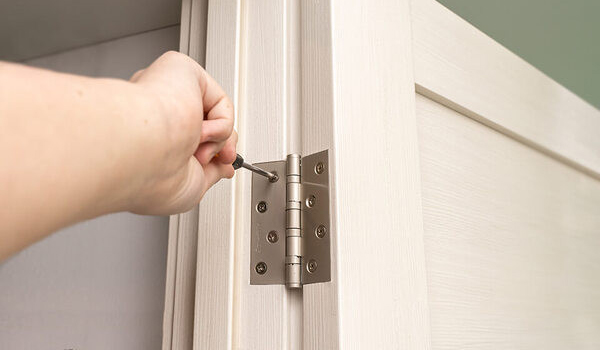 Bản lề piano là loại bản lề dạng thanh dài, chạy dọc toàn bộ chiều cao/chiều dài của cánh tủ