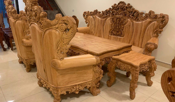 Đặt bàn ghế bằng gỗ gõ trong phòng khách góp phần thu hút tài lộc, tạo không gian ấm áp & hoà hợp