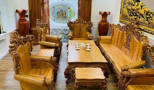 Bàn ghế gỗ gõ sở hữu vẻ đẹp sang trọng, bề mặt bóng mịn, càng sử dụng lâu càng đẹp
