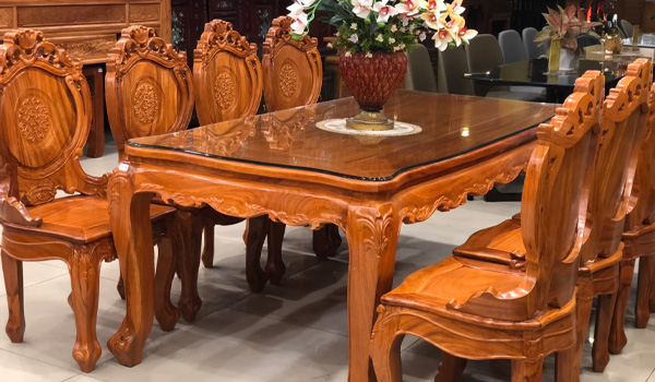 Bàn ghế gỗ gõ khá nặng, khó di chuyển hoặc thay đổi vị trí sau khi lắp đặt