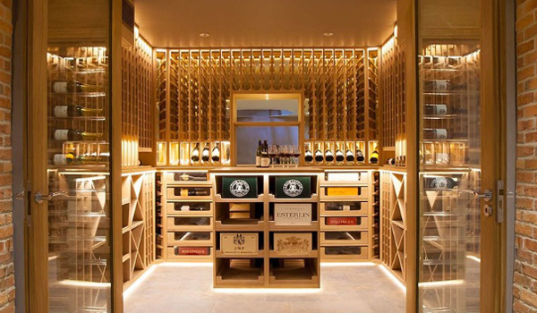 Có nên làm tủ rượu bằng gỗ sồi nhập khẩu?