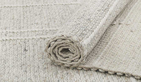 Thảm dệt thủ công là loại thảm được làm hoàn toàn bằng tay, không sử dụng máy móc công nghiệp