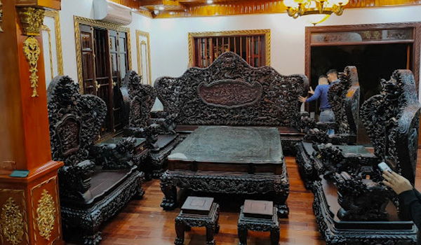 Trắc đen thường được dùng để sản xuất nội thất cao cấp, giường tủ, bàn ghế