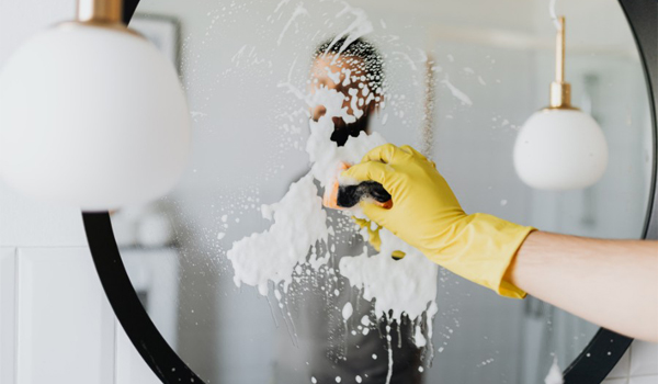 Dùng khăn mềm & nước lau kính chuyên dụng để gương sáng bóng, sạch bụi bẩn