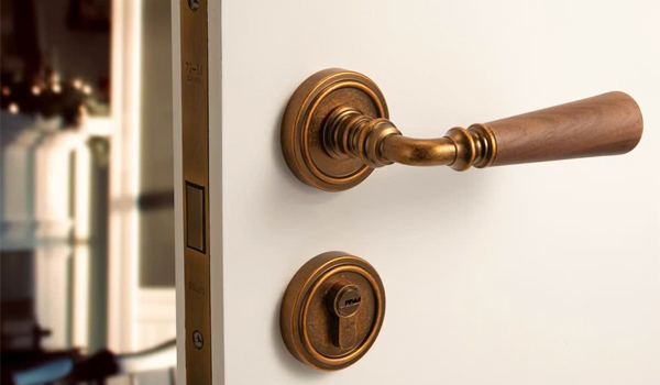 Khoá cơ là loại khoá truyền thống hoạt động dựa trên cơ chế chìa khoá/ổ khoá cơ học