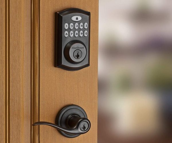 Khóa điện tử thông minh với khóa điện tử truyền thống