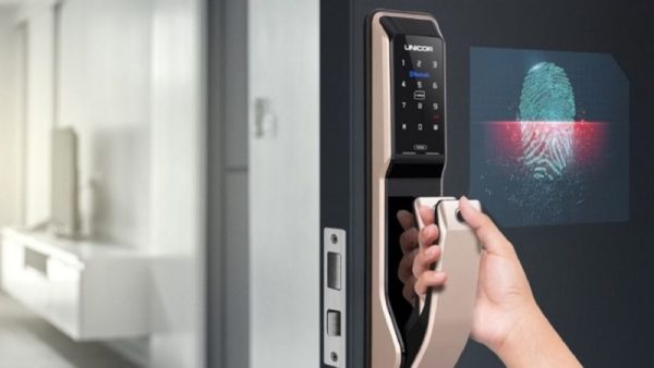 Khóa điện tử thông minh với khóa điện tử truyền thống