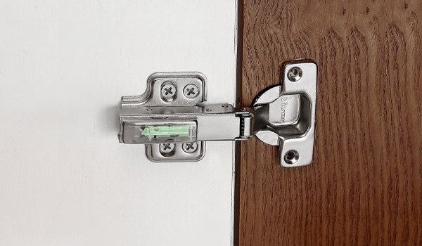 Bản lề tủ bếp là phụ kiện kết nối giữa cánh tủ & thân tủ, cho phép cánh tủ đóng/mở linh hoạt