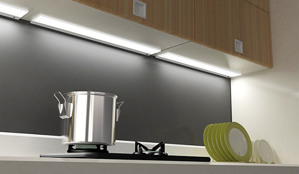 Đèn LED âm tủ vừa giúp chiếu sáng khu vực nấu nướng, vừa giúp không gian bếp trở nên ấm cúng