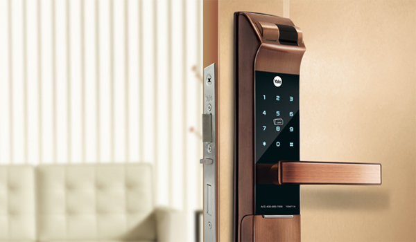 Khoá cửa điện tử chỉ dừng lại ở mức bảo mật vật lý (mã số, vân tay, cảm biến)