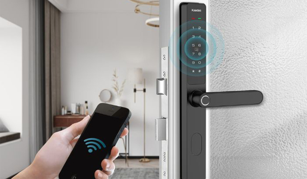 Khoá cửa thông minh có giá thành cao hơn so với khoá cửa điện tử