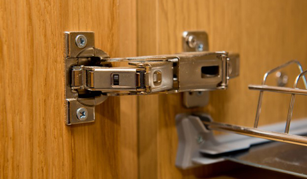 Bản lề tủ quần áo giúp đóng/mở cánh tủ mượt mà & giữ cố định cánh tủ ở vị trí an toàn