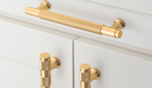 Tay nắm tủ hợp kim nhôm là loại tay nắm được sản xuất từ hợp kim nhôm