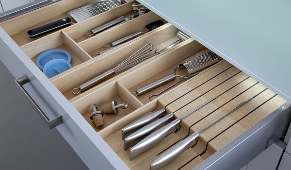 Khay chia ngăn kéo tủ bếp là phụ kiện được lắp đặt bên trong ngăn kéo của tủ bếp