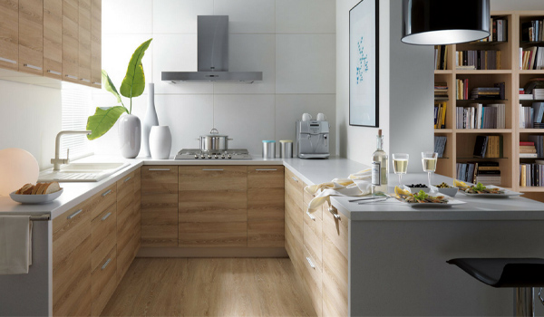 Ánh sáng là yếu tố không thể thiếu trong bất kỳ căn bếp nào, đặc biệt với bếp chữ U