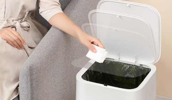 Thùng rác thông minh cao cấp có tích hợp hệ thống khử mùi, giúp ngăn mùi hôi hiệu quả