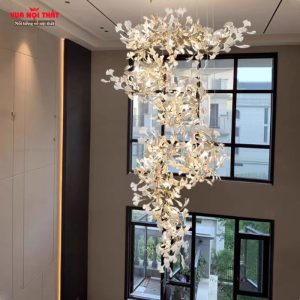 Đèn chùm thả DTT81 nổi bật với những cánh hoa acrylic trong suốt được xếp xen kẽ