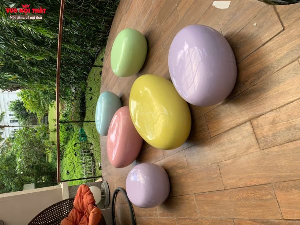 Ghế ngồi composite hình cục đá đa dạng màu sắc tạo điểm nhấn cho không gian