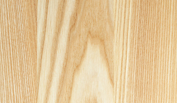 Gỗ tần bì có thớ vân sáng, bề mặt mịn, được đánh giá cao trong thiết kế nội thất