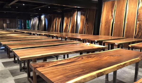 Gỗ me tây nổi bật với các đường vân xoáy lớn, vân cuộn vô cùng độc đáo