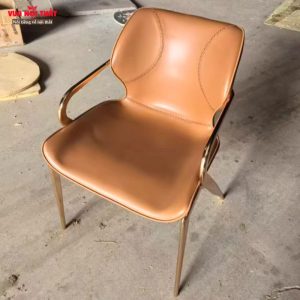 Ghế ăn bọc da với bề mặt mịn, hạn chế ngăn và dễ vệ sinh lau chùi