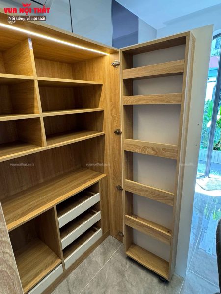 Tủ được làm từ chất liệu gỗ MDF dày 17mm, bên trong chia ngăn khoa học