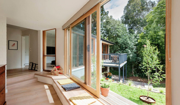 Cửa kính lớn có thể khiến không gian nóng hơn vào mùa hè & lạnh hơn vào mùa đông