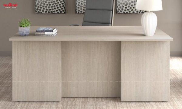 Bàn làm việc trưởng phòng được thiết kế với mặt bàn rộng và kết hợp ngăn kéo
