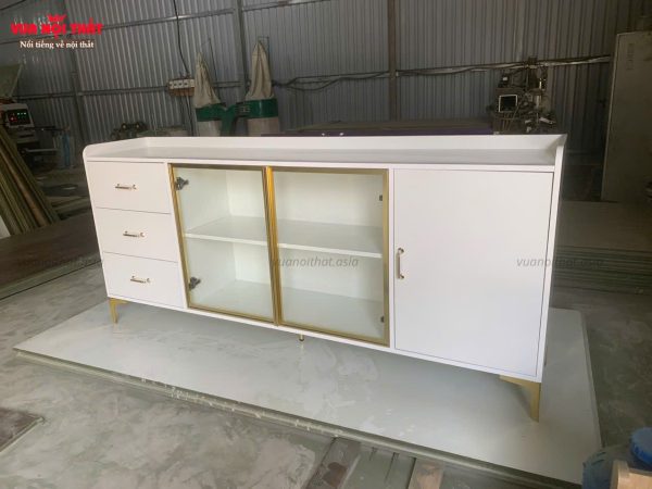 Tủ chén bát cánh nhôm kính với tông màu trắng chủ đạo dễ kết hợp với nội thất khác
