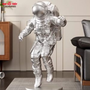 Tượng phi hành gia trang trí phòng khách sang trọng TTT164