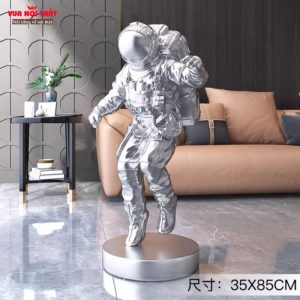Tượng phi hành gia phòng khách có kích thước 35cm x 85cm