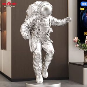 Tượng phi hành gia TTT164 giúp tăng chiều sâu và sự cuốn hút cho phòng khách