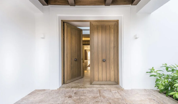 Thiết kế cửa chính đối diện cửa sau là một trong những lỗi phong thuỷ phổ biến nhất