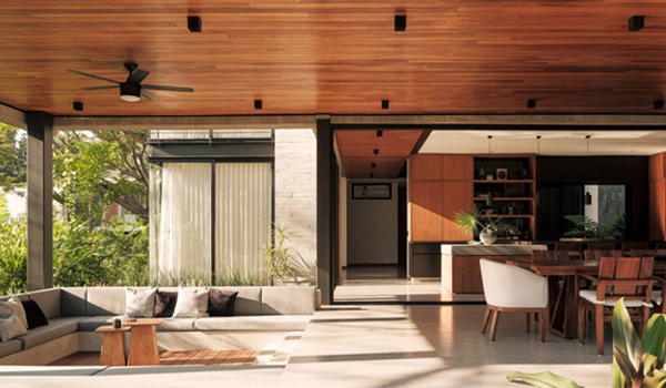 Cửa sổ sát trần hạn chế tối đa tầm nhìn từ bên ngoài, đảm bảo sự riêng tư cho gia chủ