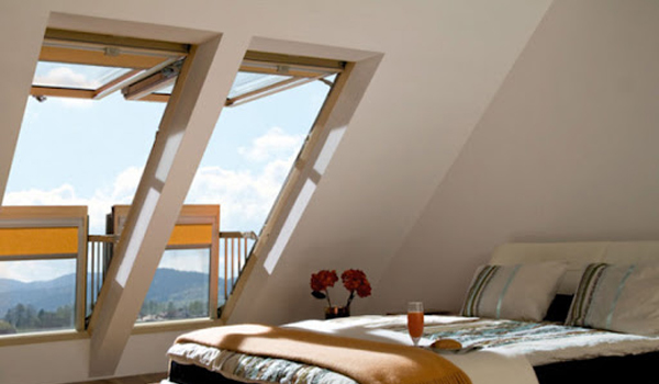 Cửa sổ sát trần mở hất có thể mở ra ngoài theo góc nghiêng