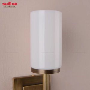 Đèn được thiết kế có tông màu vàng đồng cổ điển ấm áp, sang trọng
