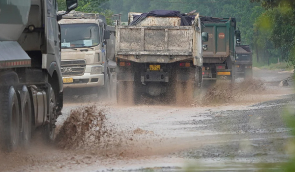 Nhà nằm gần khu vực đường lớn, xe tải lưu thông thường xuyên