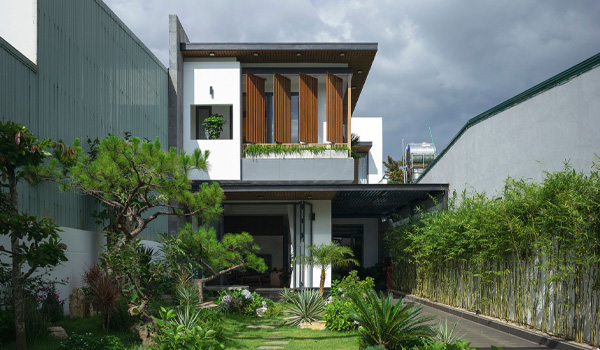 Trồng cây xanh trước nhà, làm giàn leo xung quanh khu vực sân/ban công