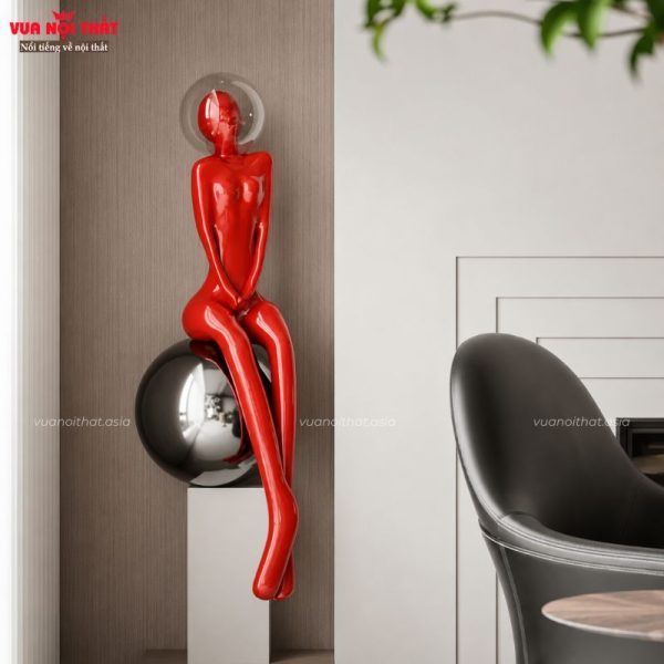 Đặc điểm nổi bật của tượng decor cô gái trên quả cầu độc đáo TTT165